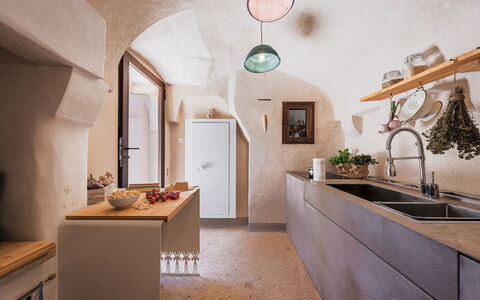 Masseria Muto 6: Wand, Interior Design, Flooring, Küche, Möbel, Zuhause, Fussboden, Countertop, Decke, Armatur