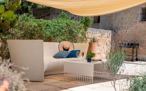 Masseria Muto 6: Gartenmöbel, Schatten, Blumentopf, Natürliches Material, Kissen, Couch, Zimmerpflanze, Wohnzimmer, Dekokissen