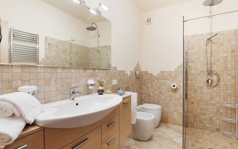 Villa Castiglione 9: Badezimmer, Bad Sink, Armatur, Flooring, Interior Design, Sinken, Fussboden, Badezimmerschrank, Toilette, Spiegel