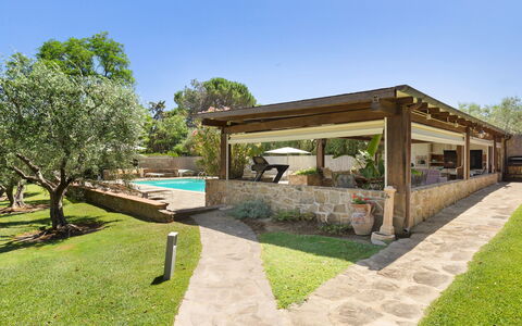 Villa Castiglione 9: Schwimmbad, Resort, Schatten, Garten, Hinterhof, Estate, Flagstone, Eco Hotel, Gartenmöbel, Landscaping