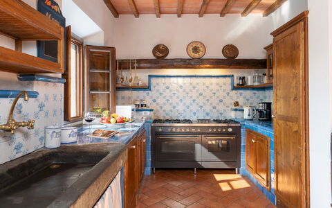 Casa Paggetti 8: Küche, Holz, Interior Design, Flooring, Zuhause, Fussboden, Möbel, Countertop, Zimmer, Herd