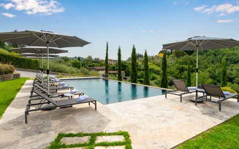 Villa Krisztina 10: Gartenmöbel, Schwimmbad, Möbel, Stuhl, Regenschirm, Sonnenliege, Resort, Schatten, Freizeit, Garten
