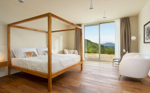 Villa Krisztina 10: Möbel, Bett, Schlafzimmer, Interior Design, Holz, Fussboden, Flooring, Bedding, Bettdecke, Linens