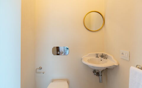 Villa Krisztina 10: Bad Sink, Badezimmer, Wand, Armatur, Interior Design, Sinken, Zapfhahn, Installation, Fussboden, Spiegel