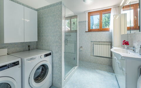Villa Pianello 10: Flooring, Interior Design, Fussboden, Armatur, Decke, Badezimmerschrank, Zapfhahn, Zimmer, Badezimmer, Fliese