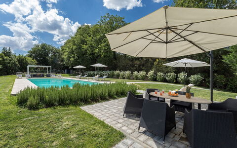 Villa Pianello 10: Schwimmbad, Gartenmöbel, Möbel, Garten, Sonnenliege, Resort, Landscaping, Schatten, Stuhl, Regenschirm