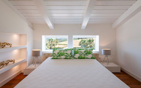 Villa Bianca 10: Bett, Interior Design, Schlafzimmer, Wand, Bedding, Möbel, Bettdecke, Holz, Fussboden, Flooring