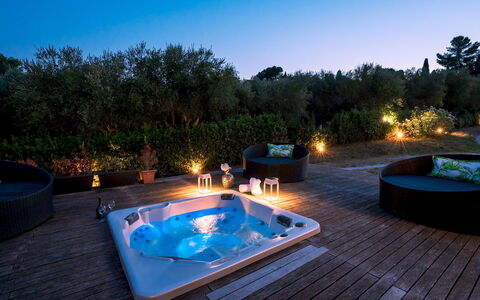 Villa Bianca 10: Schwimmbad, Badewanne, Resort, Nacht, Freizeit, Jacuzzi, Landschaft Beleuchtung, Eco Hotel, Armatur