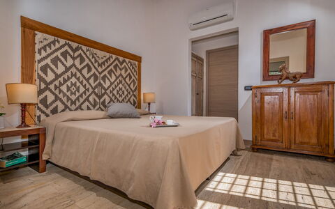 Villa Pineta 6: Möbel, Interior Design, Schlafzimmer, Flooring, Fussboden, Bett, Holz, Bettdecke, Zimmer, Textil