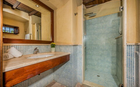 Villa Antura 4: Badezimmer, Armatur, Flooring, Wand, Bad Sink, Fussboden, Sinken, Holz, Interior Design, Zapfhahn
