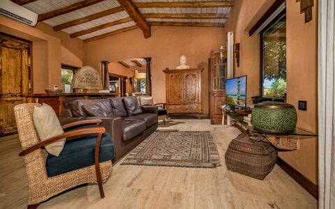Villa Ashram 6: Möbel, Holz, Flooring, Interior Design, Couch, Fussboden, Wohnzimmer, Stuhl, Decke, Tabelle