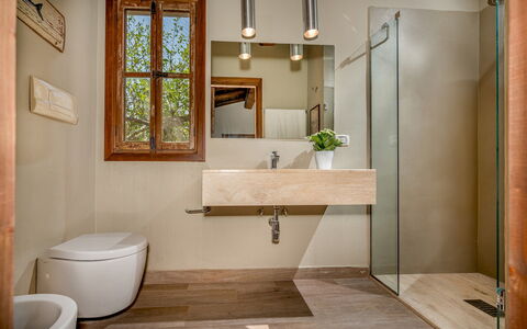 Villa Ashram 6: Badezimmer, Interior Design, Flooring, Armatur, Fussboden, Wand, Holz, Sinken, Toilette, Zapfhahn