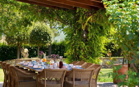 Villa Allodola 12: Möbel, Tabelle, Gartenmöbel, Tisch Im Freien, Stuhl, Garten, Schatten, Blumentopf, Küche & Esszimmer Tisch
