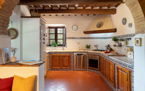 Villa Allodola 12: Küche, Interior Design, Flooring, Möbel, Holz, Countertop, Küchengerät, Cabinetry, Decke, Fussboden
