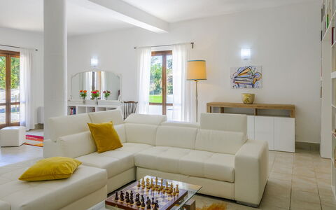 Villa Ardente 12+1: Möbel, Interior Design, Flooring, Couch, Fussboden, Wand, Wohnzimmer, Tabelle, Holz, Zimmer
