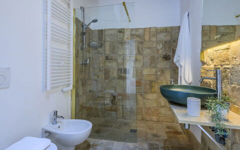 Villa Ardente 12+1: Flooring, Interior Design, Armatur, Fussboden, Decke, Installation, Sinken, Zapfhahn, Badezimmer, Zimmer