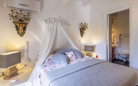 Villa Bambù 9+2: Möbel, Bett, Interior Design, Schlafzimmer, Wand, Bedding, Bettdecke, Fussboden, Flooring, Holz