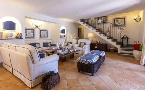Villa Bambù 9+2: Möbel, Interior Design, Couch, Flooring, Fussboden, Wohnzimmer, Tabelle, Stuhl, Zimmer, Zuhause