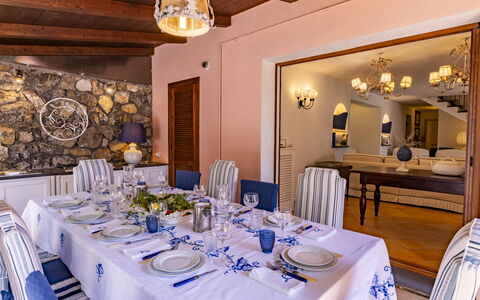 Villa Bambù 9+2: Möbel, Interior Design, Tabelle, Geschirr, Stuhl, Esszimmer, Flooring, Küche & Esszimmer Tisch, Tischdecke, Textil