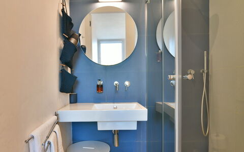 Villa Il Melograno 4+2: Wand, Interior Design, Badezimmer, Bad Sink, Flooring, Fussboden, Armatur, Beleuchtung, Zimmer, Sinken