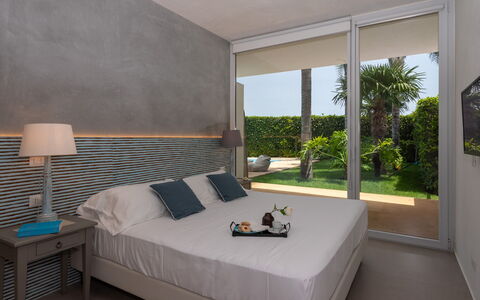 Villa Carrubo 4: Möbel, Interior Design, Flooring, Bett, Fussboden, Schlafzimmer, Decke, Linens, Bettdecke, Bedding