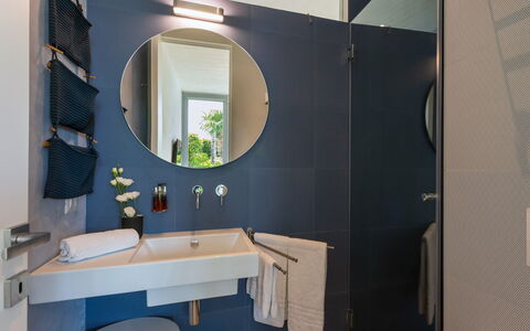 Villa Carrubo 4: Interior Design, Badezimmer, Flooring, Armatur, Fussboden, Beleuchtung, Bad Sink, Light Fixture, Zimmer, Installation