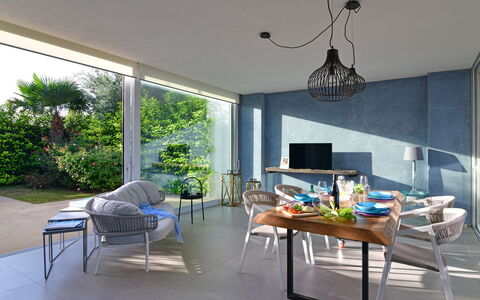 Villa Carrubo 4: Möbel, Interior Design, Stuhl, Tabelle, Flooring, Küche & Esszimmer Tisch, Fussboden, Beleuchtung, Decke, Esszimmer