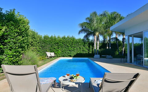 Villa Mandorlo 4: Blau, Schwimmbad, Gartenmöbel, Möbel, Resort, Schatten, Freizeit, Stuhl, Garten
