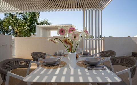 Villa Mandorlo 4: Möbel, Balkon, Stuhl, Schatten, Gartenmöbel, Wohnung, Design, Zimmerpflanze, Küche & Esszimmer Tisch, Terrasse