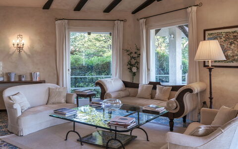 Villa del Prato 8: Möbel, Interior Design, Couch, Tabelle, Flooring, Fussboden, Holz, Wohnzimmer, Zimmer, Beleuchtung