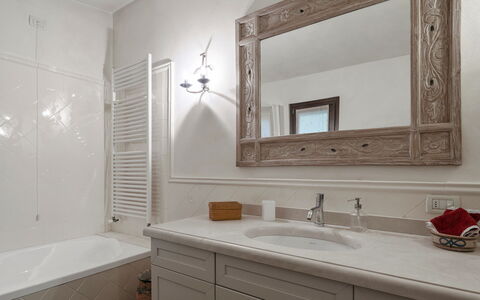 Villa del Prato 8: Armatur, Wand, Badezimmer, Interior Design, Sinken, Zapfhahn, Bad Sink, Flooring, Badezimmerschrank, Spiegel