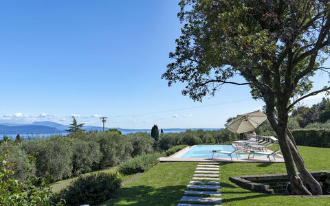 Villa del Prato 8: Blau, Landschaft, Grundstueck, Garten, Ground, Gebirge, Landscaping, Rasen, Grat, Hecke