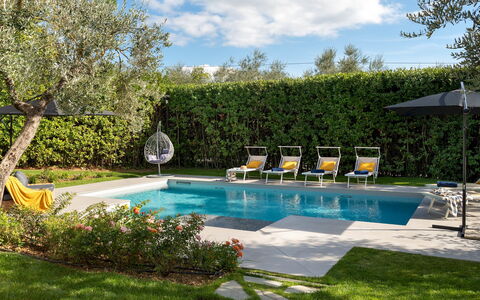 La Villanella 6: Schwimmbad, Gartenmöbel, Resort, Sonnenliege, Möbel, Garten, Eco Hotel, Schatten, Stuhl