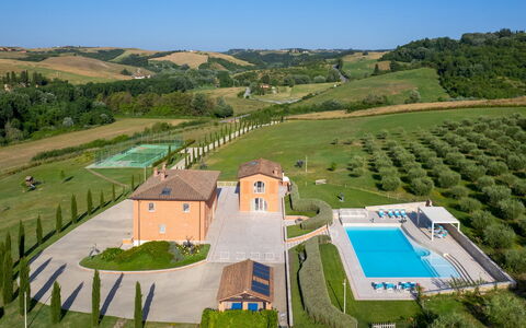 Podere Terranuova 10+2: Schwimmbad, Estate, Freizeit, Resort, Rasen, Hazienda, Villa, Bauernhaus, Garten, Landscaping