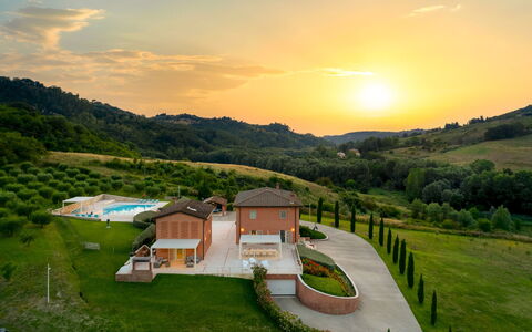 Podere Terranuova 10+2: Schwimmbad, Grundstueck, Estate, Resort, Eco Hotel, Bergstation, Bauernhaus, Hütte, Villa, Hazienda