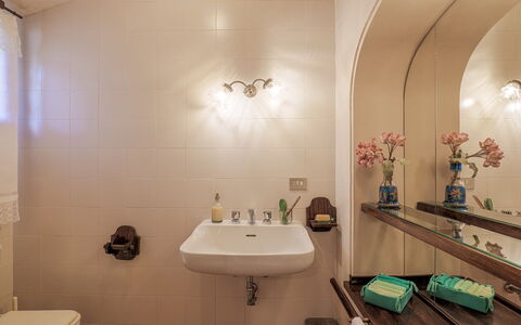 Il Cerreto 11: Bad Sink, Badezimmer, Armatur, Wand, Interior Design, Sinken, Spiegel, Flooring, Fussboden, Zapfhahn