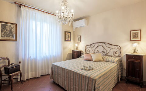 Il Cerreto 11: Möbel, Bett, Schlafzimmer, Wand, Interior Design, Bettdecke, Bedding, Flooring, Zimmer, Fussboden