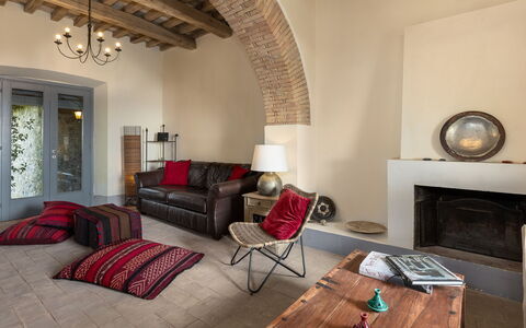 Villa dei Rosmarini 8: Möbel, Interior Design, Wand, Flooring, Couch, Fussboden, Wohnzimmer, Zimmer, Holz, Decke
