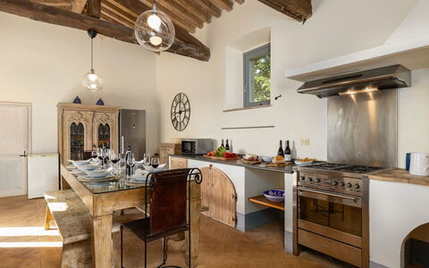 Villa dei Rosmarini 8: Küche, Interior Design, Möbel, Flooring, Countertop, Holz, Küchengerät, Decke, Cabinetry, Fussboden