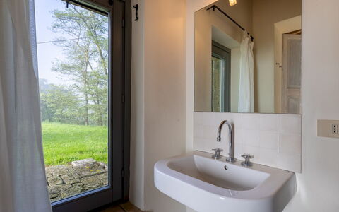 Villa dei Rosmarini 8: Holz, Armatur, Fussboden, Glas, Schatten, Installation, Badezimmer, Holzbeize, Daylighting, Zapfhahn