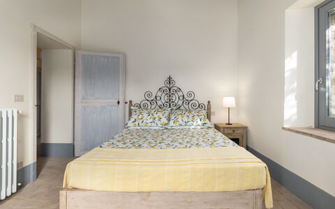 Villa dei Rosmarini 8: Schlafzimmer, Interior Design, Bett, Möbel, Bettdecke, Bedding, Flooring, Fussboden, Linens, Zimmer