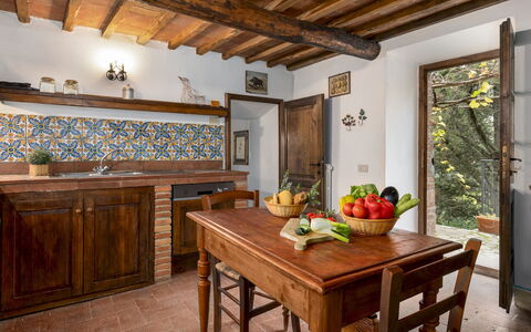 Castellare in Poggio 10: Holz, Interior Design, Flooring, Möbel, Zuhause, Küche, Holzbeize, Decke, Zimmer, Hartholz