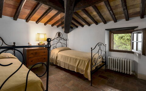 Castellare in Poggio 10: Wand, Schlafzimmer, Bett, Bettrahmen, Bedding, Bettdecke, Lampe, Linens, Villa, Hotel