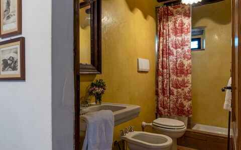 Castellare in Poggio 10: Wand, Interior Design, Bad Sink, Armatur, Flooring, Badezimmer, Fussboden, Möbel, Beleuchtung, Zimmer
