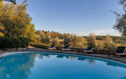 Castellare in Poggio 10: Blau, Schwimmbad, Reflexion, Gartenmöbel, Resort, Eco Hotel, Reflecting Pool, Teich