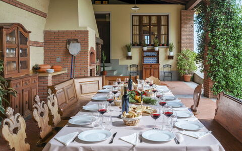 Tenuta Navelli 12+2: Möbel, Tabelle, Stuhl, Interior Design, Küche & Esszimmer Tisch, Geschirr, Esszimmer, Decke, Flooring, Zimmer