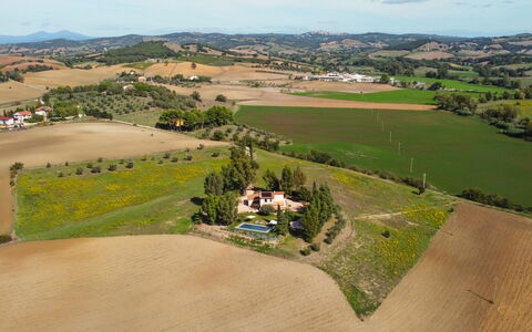 Casale Rondinella 6+2: Einfach, Haus, Landschaft, Wohngebiet, Ländliches Gebiet, Grundstueck, Zuhause, Wiese, Menschliche Siedlung, Vogelperspektive