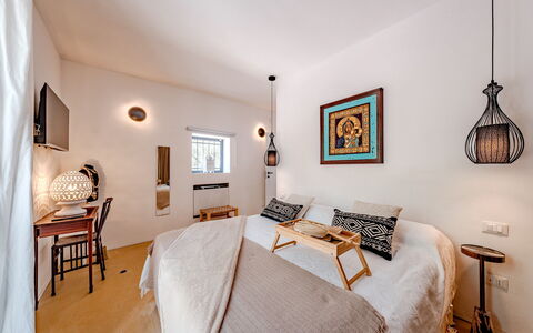 Casale di Amelì 5: Bett, Interior Design, Möbel, Schlafzimmer, Wand, Flooring, Fussboden, Bedding, Bettdecke, Zimmer