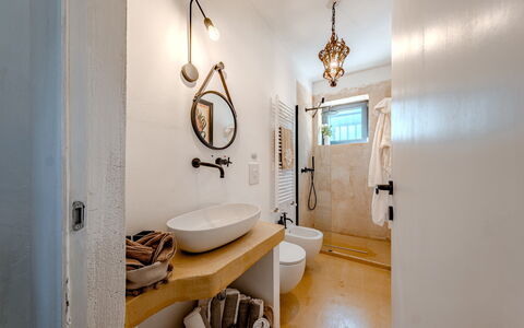 Casale di Amelì 5: Badezimmer, Wand, Armatur, Interior Design, Flooring, Fussboden, Spiegel, Bad Sink, Decke, Light Fixture