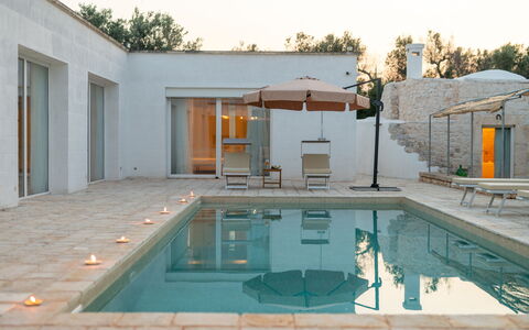 Villa Puspo 8: Schwimmbad, Verbundwerkstoff, Gartenmöbel, Water Feature, Resort, Gips, Villa, Zimmerpflanze, Hotel